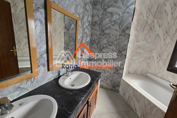 Villa à louer, 500m² à Hay Riad