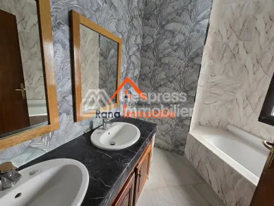 Villa à louer, 500m² à Hay Riad