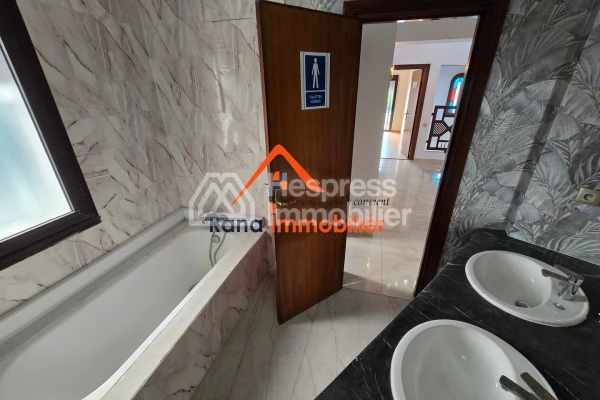 Villa à louer, 500m² à Hay Riad
