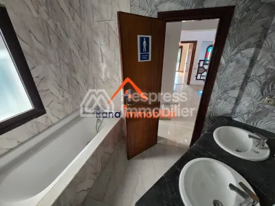 Villa à louer, 500m² à Hay Riad