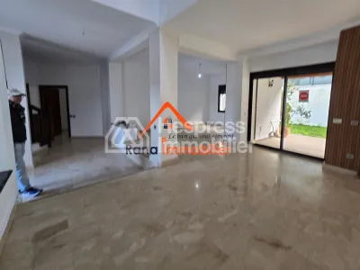Villa à louer, 500m² à Hay Riad