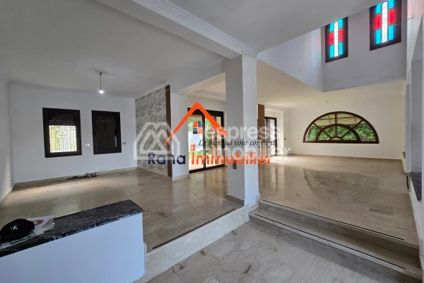 Villa à louer, 500m² à Hay Riad