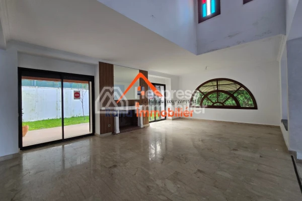 Villa à louer, 500m² à Hay Riad