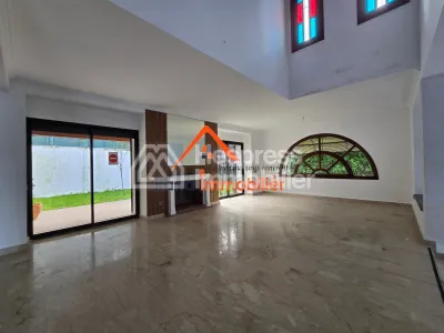 Villa à louer, 500m² à Hay Riad