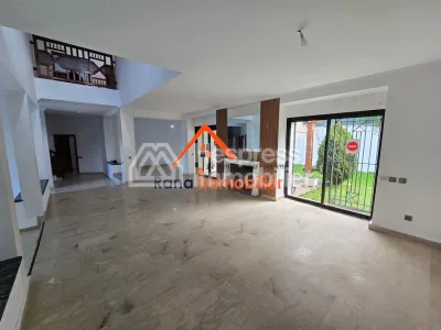 Villa à louer, 500m² à Hay Riad