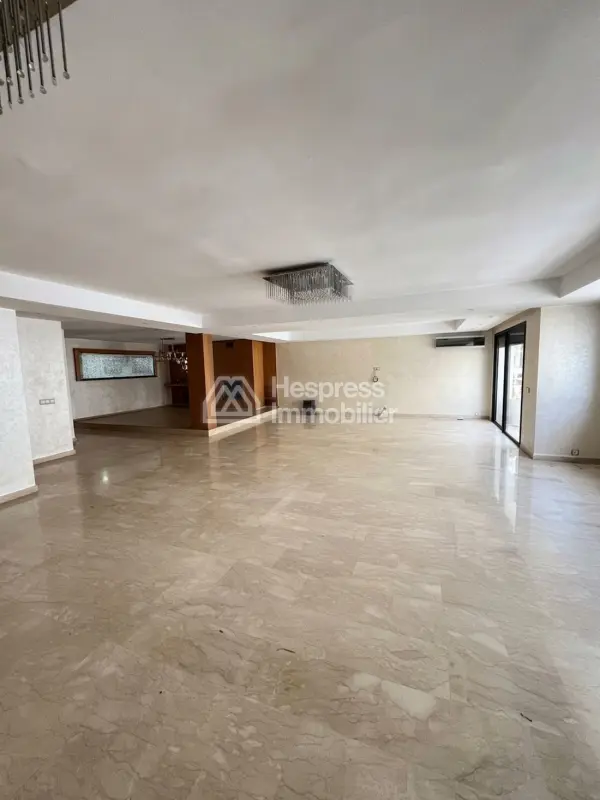 Superb unfurnished 4-bedroom apartment in Neighborhood Racine