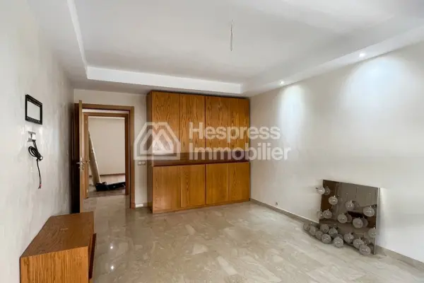 Superb unfurnished 4-bedroom apartment in Neighborhood Racine
