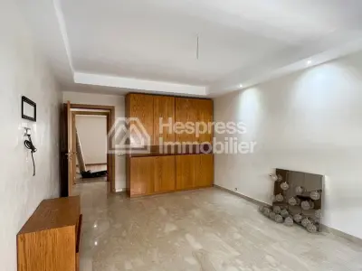 Superb unfurnished 4-bedroom apartment in Neighborhood Racine