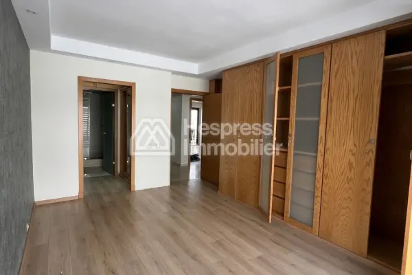 Superb unfurnished 4-bedroom apartment in Neighborhood Racine