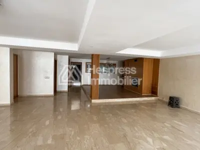 Superb unfurnished 4-bedroom apartment in Neighborhood Racine