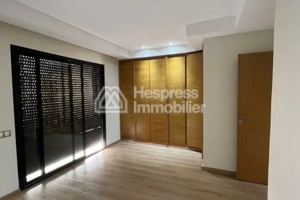 Superb unfurnished 4-bedroom apartment in Neighborhood Racine