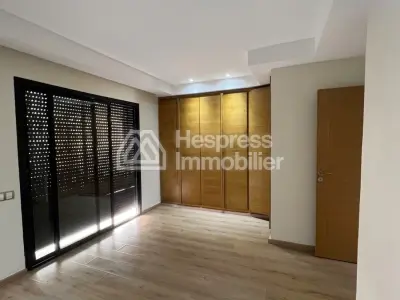 Superb unfurnished 4-bedroom apartment in Neighborhood Racine