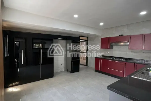 Superb unfurnished 4-bedroom apartment in Neighborhood Racine