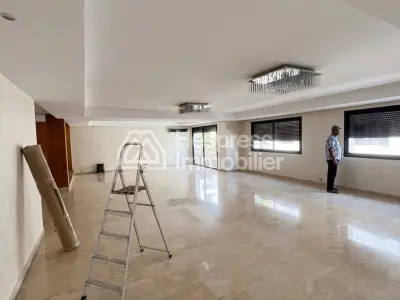 Superb unfurnished 4-bedroom apartment in Neighborhood Racine
