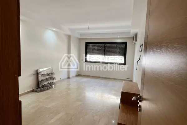 Superb unfurnished 4-bedroom apartment in Neighborhood Racine