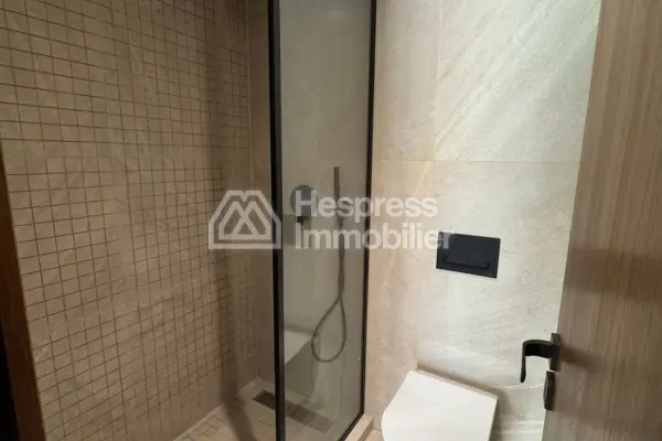 Appartement à louer à Casablanca Finance City. 2 chambres. Fenêtres avec double vitrage et porte blindée