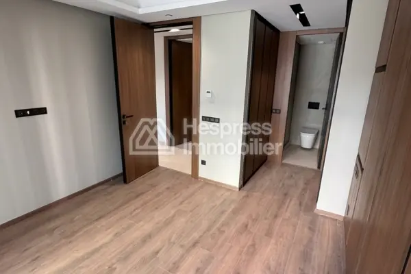 Appartement à louer à Casablanca Finance City. 2 chambres. Fenêtres avec double vitrage et porte blindée