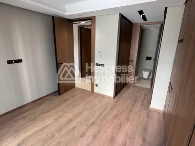 Appartement à louer à Casablanca Finance City. 2 chambres. Fenêtres avec double vitrage et porte blindée