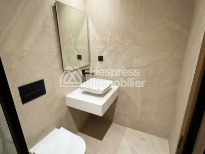 Appartement à louer à Casablanca Finance City. 2 chambres. Fenêtres avec double vitrage et porte blindée