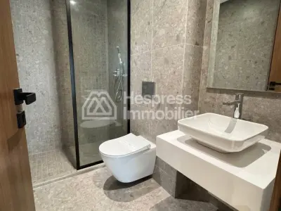 Appartement à louer à Casablanca Finance City. 2 chambres. Fenêtres avec double vitrage et porte blindée
