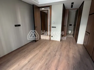 Appartement à louer à Casablanca Finance City. 2 chambres. Fenêtres avec double vitrage et porte blindée
