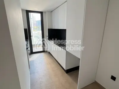 Appartement à louer à Casablanca Finance City. 2 chambres. Fenêtres avec double vitrage et porte blindée