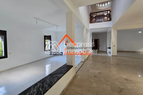 Villa à louer, 500m² à Hay Riad