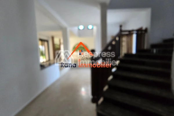 Villa à louer, 500m² à Hay Riad