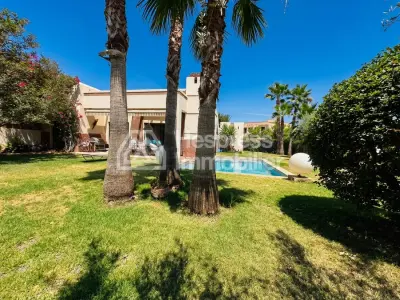 Superbe villa plain pied VNA 900m² avec piscine privée