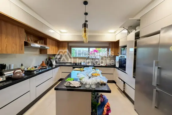 Superb 300m² villa – Targa district