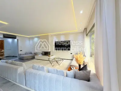 فيلا رائعة مكونة من 4 غرف نوم مع مسبح خاص في مجمع سكني آمن