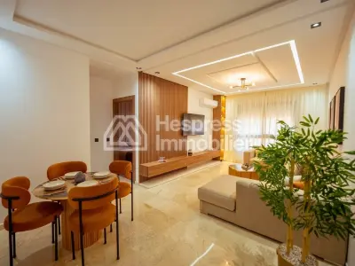 شقة عصرية جميلة في مجمع سكني مزود بمسبح