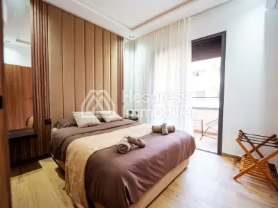 شقة عصرية جميلة في مجمع سكني مزود بمسبح