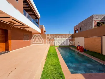 Charmante villa 800 M2 avec piscine privée à Targa