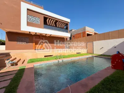 Charmante villa 800 M2 avec piscine privée à Targa
