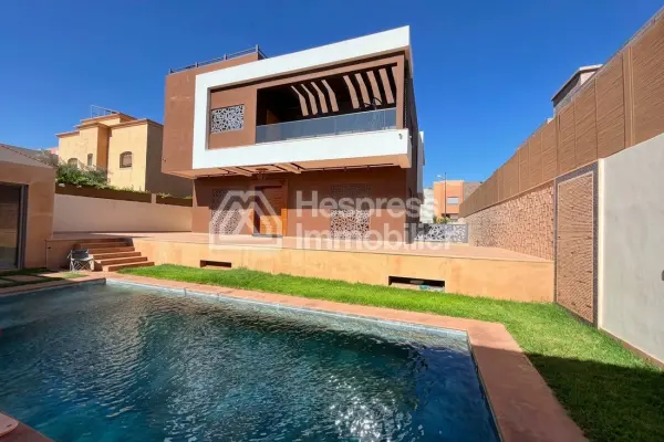 Charming 800 m² villa with private pool in Taga