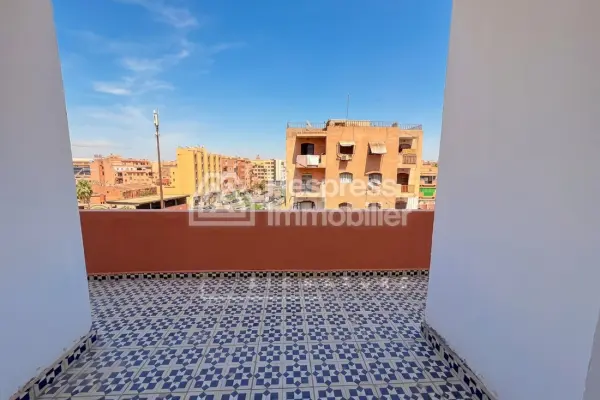 شقة جميلة مكونة من غرفتي نوم في مجمع سكني مزود بمسبح