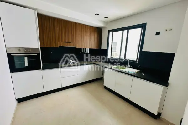 Unfurnished 3-bedroom apartment – ​​near M Avenue