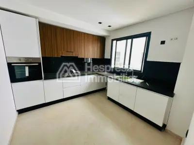 Unfurnished 3-bedroom apartment – ​​near M Avenue