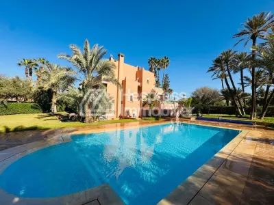 فيلا فاخرة للغاية في قلب النخيل
