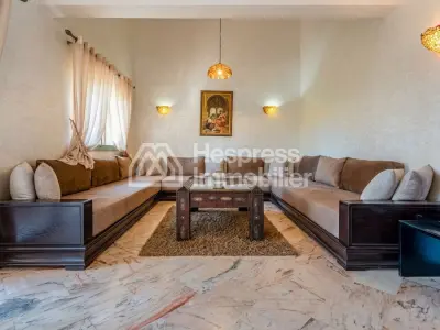شقة دوبلكس رائعة بثلاث غرف نوم في قلب النخيل