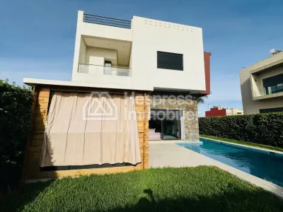 فيلا رائعة مكونة من 4 غرف نوم مع مسبح خاص