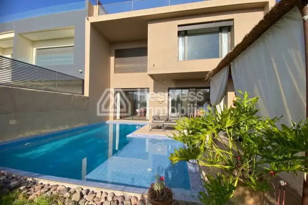 Magnificent villa with pool in a golf resort