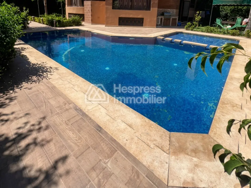 Villa 4 chambres piscine privée résidence sécurisé