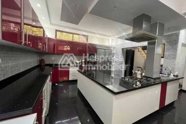 4-bedroom villa with private pool and secure residence