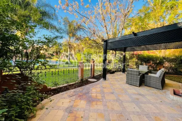 Beautiful villa in a secure residence with swimming pool