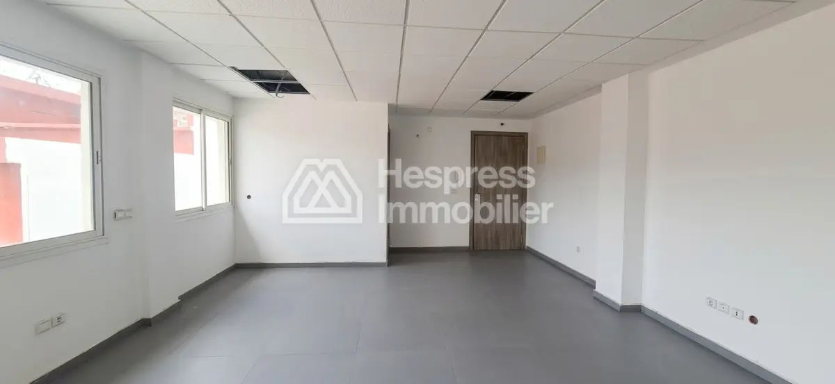 Bureaux en location à Beauséjour. Surface de 37 m². Places de parking