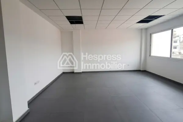 Bureaux en location à Beauséjour. Surface de 37 m². Places de parking