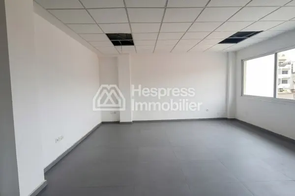 Bureaux en location à Beauséjour. Surface de 37 m². Places de parking