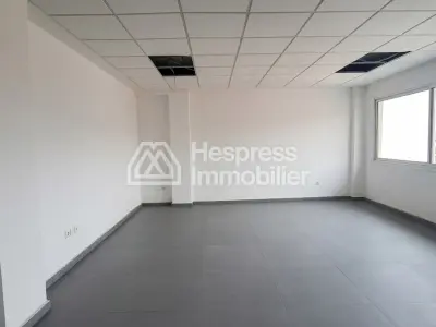 Bureaux en location à Beauséjour. Surface de 37 m². Places de parking
